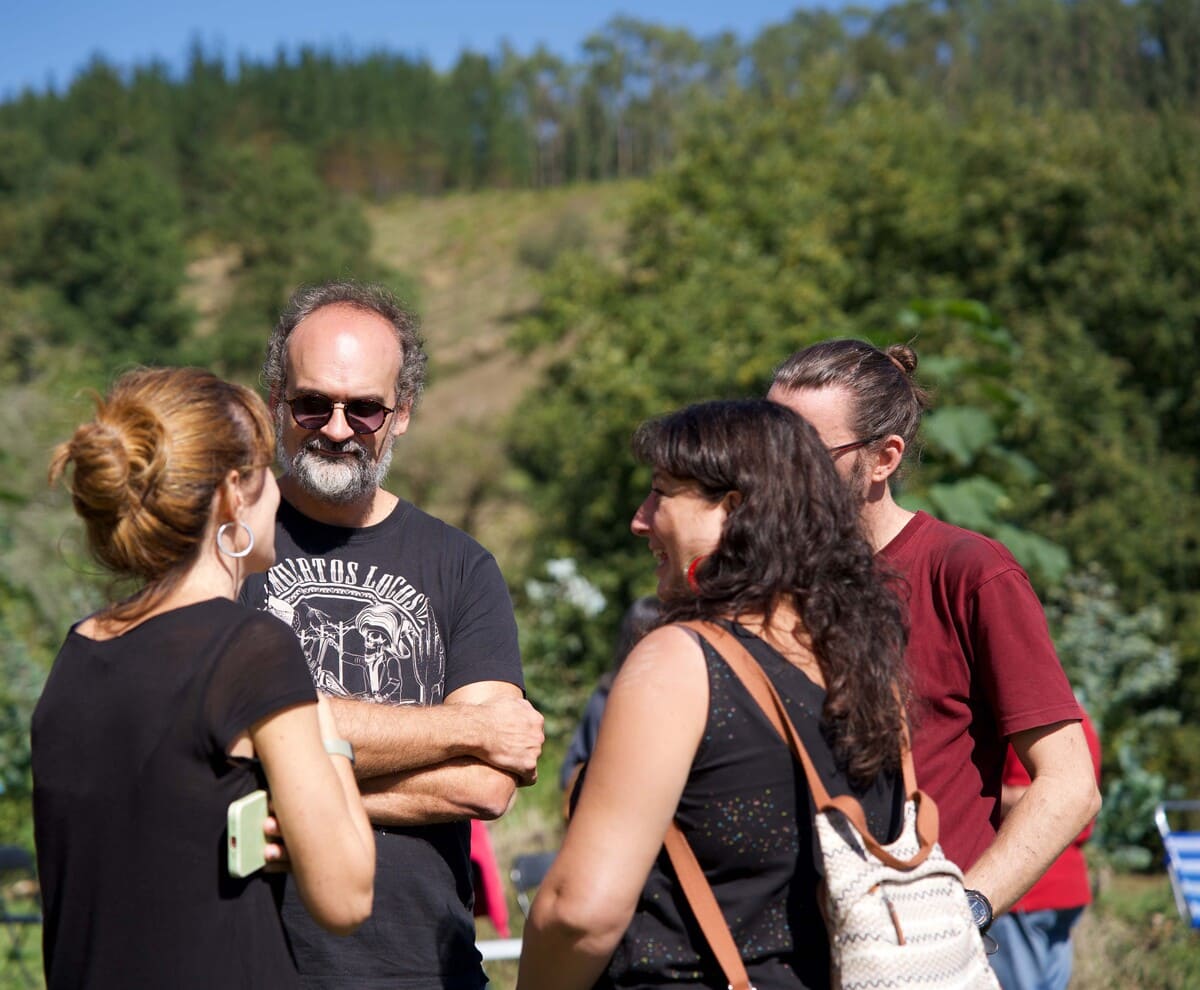 Personas conversando al aire libre en el Bazkide Eguna de REAS Euskadi